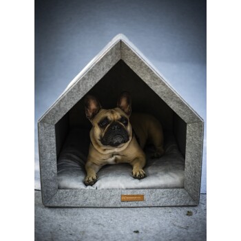 Ein gemütliches graues Filz-Hundehäuschen mit einem Kissen und einem ruhenden Französischen Bulldoggen, mit einem Holzschild, das "rexproduct.com" sagt.