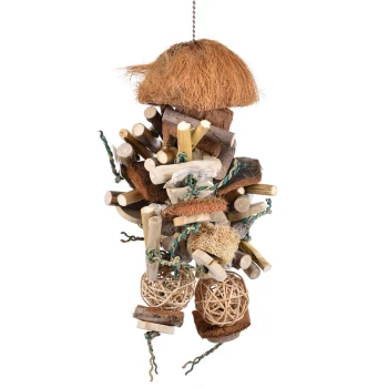 Ein buntes Vogelspielzeug aus natürlichem Holz, Kokosfaser und geflochtenen Bällen, entworfen für Haustiervögel zum Kauen und Spielen.