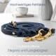 Marineblaue Lederhundeleine mit goldenen Verschlüssen, mit dem Text: "Hochwertiges Fettleder" und "Unübertroffene Eleganz und Langlebigkeit."