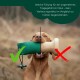 Hund kaut und beißt auf einem grünen Spielzeug mit roten X-Markierungen, Warntext auf Deutsch und Englisch: „Nicht“ und „Kein Kau-, Beiß- oder Zerrspielzeug.“