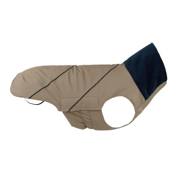 Ein beiger Hundemantel mit einem marineblauen Fleecekragen, mit einer engen Passform und elastischen Öffnungen für Komfort.