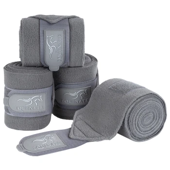 Vier Rollen grauer Fleece-Pferdebinden mit "EQUINATE"-Logo und Klettverschlüssen, eine Bandage teilweise abgerollt.