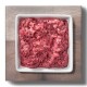 Rohe Stücke rotes Fleisch, die auf einem weißen Hintergrund präsentiert werden und Marmorierung und Textur zeigen.