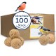 Vogelfutterbälle, die vor einem Karton präsentiert werden, mit einem Etikett, das "Vogelfutter" und "100 Stück ohne Netz" liest. Zwei Vögel sitzen oben.