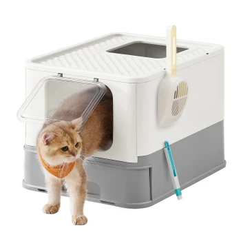 Eine hellfarbige Katze mit einem Halsband, die aus einer modernen, weißen und grauen Katzentoilette mit einer klaren Tür und einem Belüftungssystem herauskommt.