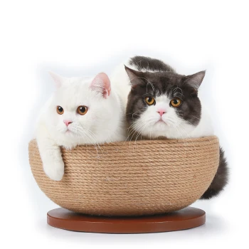 Sisal-Kratzschale Bowl Zwei Katzen, eine weiße und eine schwarz-weiße, sitzen zusammen in einem runden Katzenbett aus Naturfasern mit einem Holzsockel.