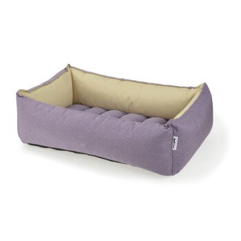 Lit pour animaux rectangulaire violet et beige doux avec côtés rembourrés et petite étiquette blanche à l'avant.