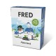 Verpackung für ein Haustierprodukt namens "FRED", das einen Cartoonhund und eine Person in einem blauen Hemd zeigt, mit Bergen und Grün im Hintergrund.