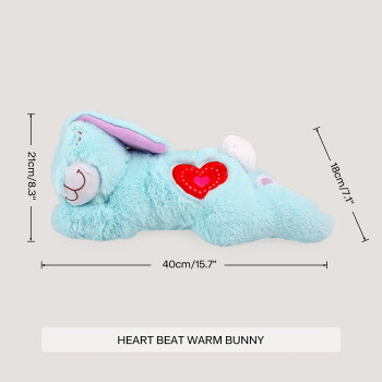 Hellblaues Plüschhäschen mit rotem Herzaufnäher und weißem Schwänzchen, 40 cm/15,7 in lang; Text 'HEART BEAT WARM BUNNY'.
