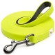 Helle gelbe Hundeleine mit einem schwarzen Metallclip und einem gepolsterten Griff, ordentlich auf einem weißen Hintergrund gewickelt.