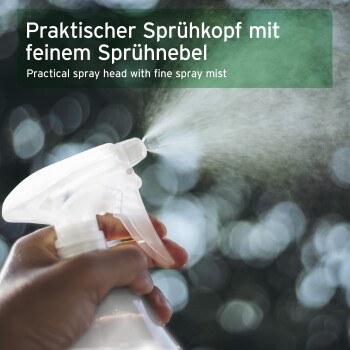 Praktischer Sprühkopf mit feinem Sprühnebel, in der Hand gehalten, mit einem verschwommenen Hintergrund aus hellem Bokeh.