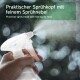 Praktischer Sprühkopf mit feinem Sprühnebel, in der Hand gehalten, mit einem verschwommenen Hintergrund aus hellem Bokeh.