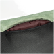 Nahaufnahme eines Haustierbettes mit einer grünen Fleece-Oberseite, einem kastanienbraunen Innenraum und einem schwarzen Reißverschlussboden mit strukturierter Oberfläche.