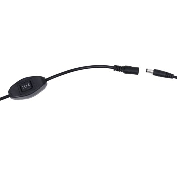 Schwarzes Stromkabel mit einem Inline-Schalter und einem Stecker an einem Ende, entworfen für elektronische Geräte.