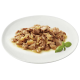 Une assiette de nourriture humide pour chat déchiquetée, avec des morceaux de viande dans un bouillon savoureux, garnie d'une feuille de basilic frais.