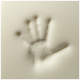 Ein Handabdruck in feinem, hellfarbigem Sand, der die Finger- und Handflächenmerkmale vor einem glatten Hintergrund zeigt.