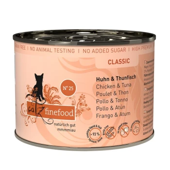 Une boîte de nourriture pour chat étiquetée 'Catz Finefood Classic' avec du poulet et du thon, sur fond rose et silhouette d'un chat.