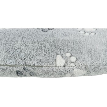 Graues Haustierbett aus weichem Stoff mit weißen und schwarzen Pfotenabdruckmustern.