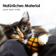 Dreifarbiges Kätzchen hält einen orangefarbenen Filzball mit schwarzen Streifen; deutscher Text: 'Natürliches Material' 'Katzen lieben Wollfilz'.