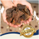 Hände halten einen Stapel Hundeleckerlis mit einem Abzeichen, das "Beste Qualität" und "Bewährte Qualität seit über 15 Jahren" besagt.