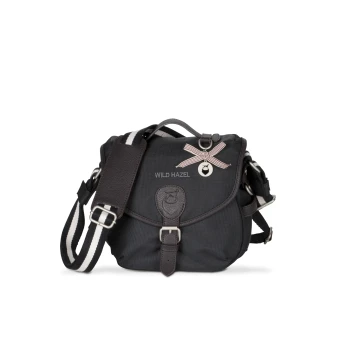 Schwarze Tragetasche für Haustiere mit einem gestreiften Schultergurt, mit einer Schleifen-Dekoration und einem Charm, beschriftet mit 'WILD HAZEL.'