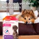 Ein entspannter Hund in einem Hundebett neben der Beaphar CaniComfort Spot-On Verpackung, die auf Deutsch für Stressabbau beschriftet ist.