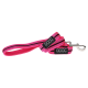 Helle pinke Hundeleine mit schwarzen und pinken Streifen, mit einem silbernen Clip und DOOG-Logo-Anhängern.