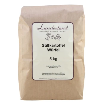 Braune Papiertüte mit der Aufschrift "Lunderland Süßkartoffel Würfel 5 kg" für Haustierfutter, mit Text über den Feuchtigkeitsgehalt und Lagerungsanweisungen.