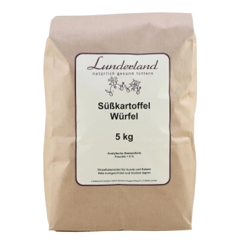 Braune Papiertüte mit der Aufschrift "Lunderland Süßkartoffel Würfel 5 kg" für Haustierfutter, mit Text über den Feuchtigkeitsgehalt und Lagerungsanweisungen.