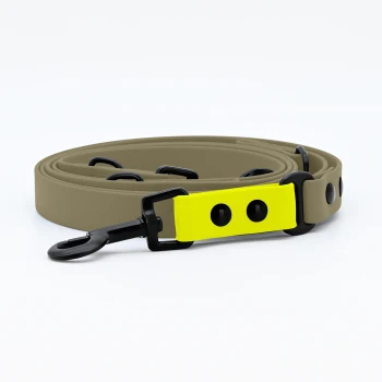 Biothane Hundeleine Beige neon gelb Eine gerollte Haustierleine in Beige mit einem leuchtend gelben Griff und schwarzen Clips, auf einem weißen Hintergrund präsentiert.