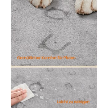 Graue Haustiermatte mit Hundepfotenmuster, Hand wischt Wassertropfen ab; sichtbarer Text: 'Gemütlicher Komfort für Pfoten'; 'Leicht zu reinigen'.
