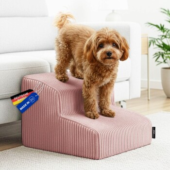 Kleiner brauner lockiger Hund auf pinken gerippten Haustiertreppen neben einem Sofa; Etikett mit deutscher Flagge und Aufschrift 'Made in EU'; Farbmuster darunter.