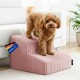 Kleiner brauner lockiger Hund auf pinken gerippten Haustiertreppen neben einem Sofa; Etikett mit deutscher Flagge und Aufschrift 'Made in EU'; Farbmuster darunter.