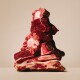 Pile de viande rouge crue et d'os à moelle avec centres osseux exposés sur fond beige.