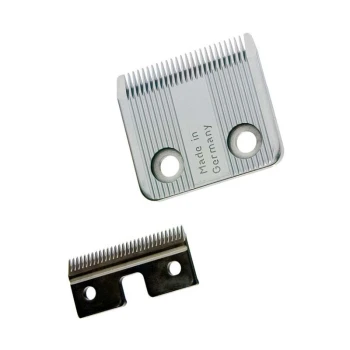 Dwa metalowe ostrza nożyczek, jedno większe z wygrawerowanym napisem "Wyprodukowano w Niemczech", a drugie mniejsze, oba zaprojektowane do pielęgnacji zwierząt domowych.