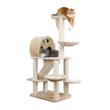 Zwei Katzen, eine orange und eine grau, die auf einem mehrstöckigen Kratzbaum mit Kratzpfosten und Tunnel entspannen.