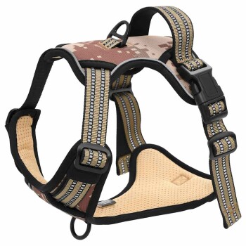 Hundegeschirr mit Camouflage-Muster, gepolstertem Innenraum und verstellbaren Riemen, mit einem Metall-D-Ring zur Leinenbefestigung.