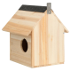 Holzvogelhaus mit schrägem Dach und rundem Eingang, das eine natürliche Holzoberfläche zeigt.