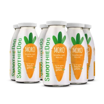 Sechs Flaschen "SmoothieDog" mit einem Karotten-Design, beschriftet mit "MORO" und dem Text "Smoothie nach Moro-Art" und "für ein gutes Bauchgefühl."