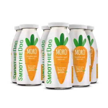 Sechs Flaschen "SmoothieDog" mit einem Karotten-Design, beschriftet mit "MORO" und dem Text "Smoothie nach Moro-Art" und "für ein gutes Bauchgefühl."