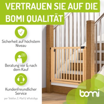 Ein hölzernes Haustiergitter, das am Fuß einer Treppe installiert ist, mit Text, der die Qualität, Sicherheit und den Kundenservice von Bomi bewirbt.