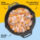 Eine gusseiserne Pfanne mit Hähnchen, Lachs und Karotten, mit dem Text: "70% zartes Hähnchen & köstlicher Lachs" und "knusprige Karotte."