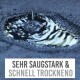 Nahaufnahme eines Wassertropfens auf einer strukturierten Oberfläche mit dem Text "SEHR SAUGSTARK & SCHNELL TROCKNEND", der die Saugfähigkeit und schnelles Trocknen hervorhebt.