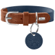 Braunes und blaues Lederhundehalsband mit einer silbernen Schnalle und einem runden blauen Anhänger mit einer Hundesilhouette, markiert mit "HUNTER."