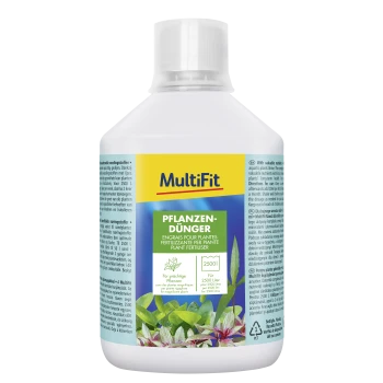Bouteille d'engrais pour plantes MultiFit avec capacité de 2500L, étiquetée en plusieurs langues, avec plantes aquatiques sur l'étiquette.