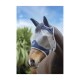 Ein braunes Pferd mit einer schützenden Fliegenmaske mit marineblauen Akzenten, vor einem hellen Himmel und grünem Laub.