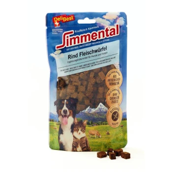 Rindfleisch-Kau-Snack für Hunde und Katzen in einer blauen Tüte, mit einem Hund und einer Katze auf der Vorderseite, mit Text, der glutenfreie und natürliche Zutaten hervorhebt.