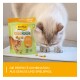 Cremefarbene Katze, die an gelben Käse-Leckerlis schnuppert, neben einer grünen GimCat KäseRollis Maxi-Packung; darunter ein orangefarbener Banner mit deutschem Slogan