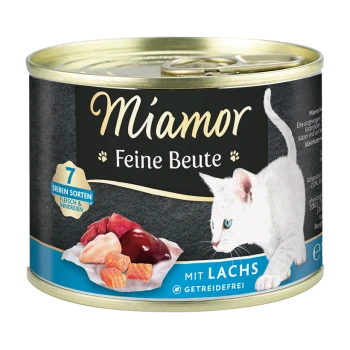 Dosenfutter für Katzen mit der Aufschrift "Miamor Feine Beute" mit Lachs, mit einer weißen Katze auf dem Etikett und dem Hinweis "7 Sorten Fleisch & Innereien."