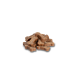Ein Haufen brauner, knochenförmiger Hundeleckerlis, die auf einem weißen Hintergrund angeordnet sind.